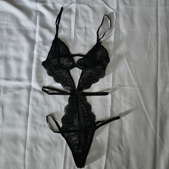 Victoria's Secret Chantilly Lace Plunge Teddy Bodysuit Black Size M/M NWT - Picture 4 of 12